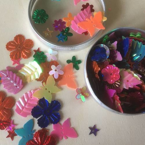 Boîte en métal et lot de papillons et fleurs multicolores pour décor de table 