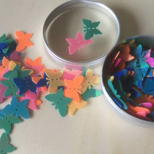 Boîte en métal et lot de papillons multicolores pour décor de table 