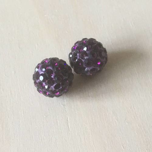 Lot de deux perles rondes facettées en cristal violet 