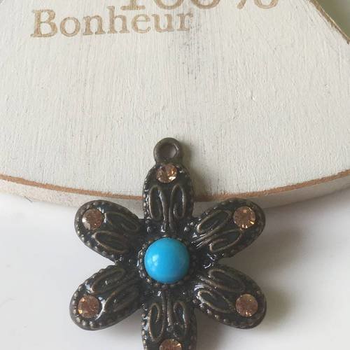Pendentif fleur bronze cabochon turquoise et mini strass doré 