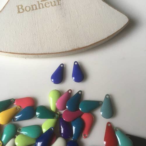 Lot de deux breloques mini gouttes émail en bleu roi 12mm 