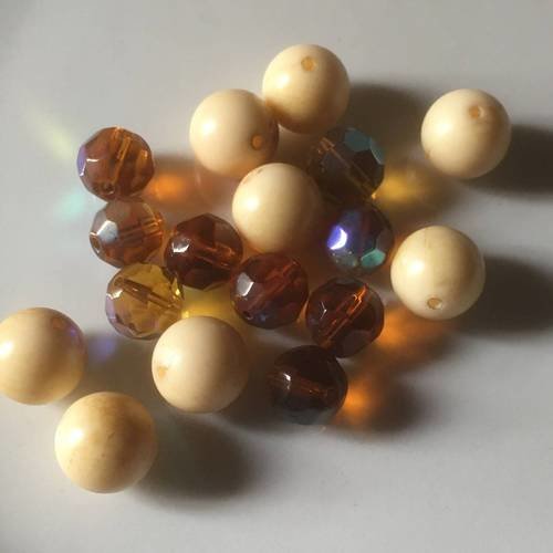 17 perles verre, synthétique et cristal en orange et beige 