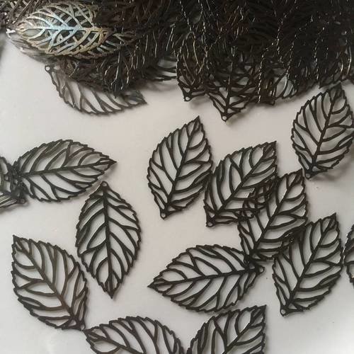Petits pendentifs plats métal anthracite feuilles nervurées 