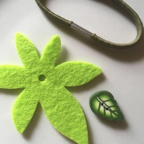 Kit élastique cheveux fleur feutrine en vert et bouton fimo 