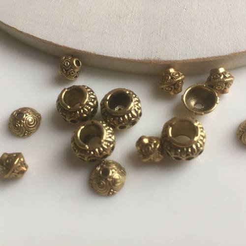 Lot de 13 coupelles et perles rondes en métal doré vieilli 