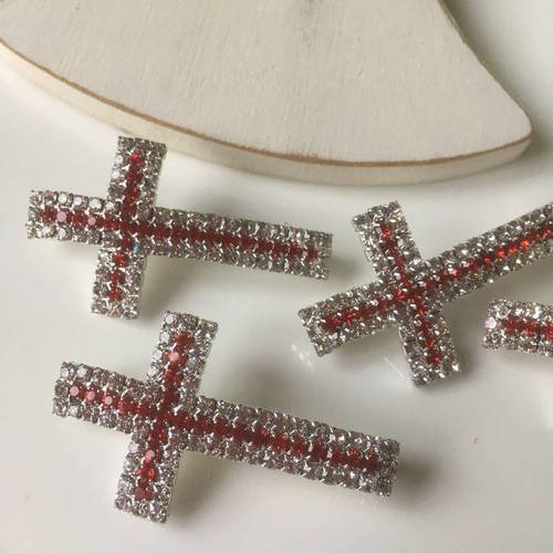 Croix incurvée spécial bracelet shamballa cristal rouge x1