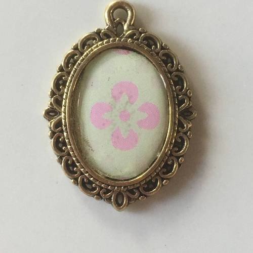 Pendentif métal doré vieilli cabochon ovales fleur rose 