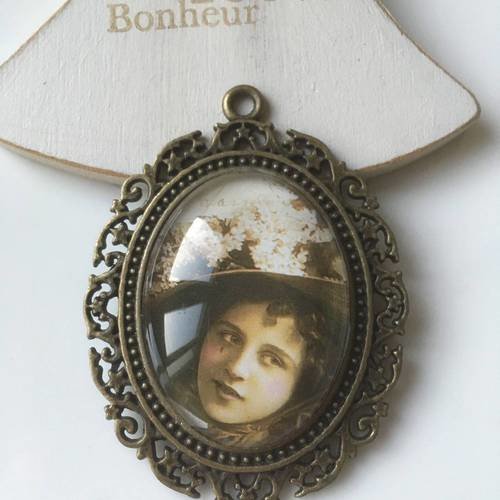 Pendentif cabochon verre portrait de femme sur support bronze x1 