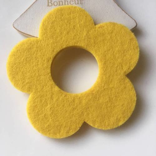 Fleur en feutrine jaune  pour décorer ou customiser x1 exemplaire 