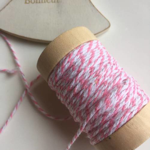 Bobine de 15 mètres de fil de coton blanc et rose 