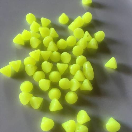 Lot de dix mini perles cones percés jaune fluo 