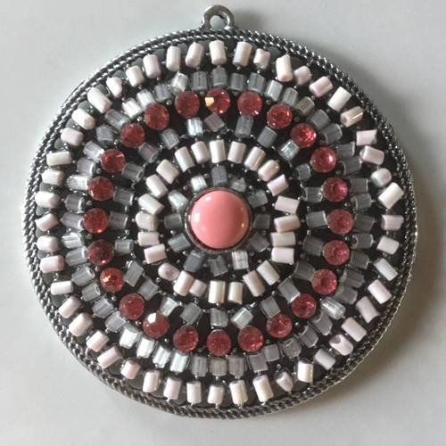 Grand pendentif rond en métal argenté et perles roses 