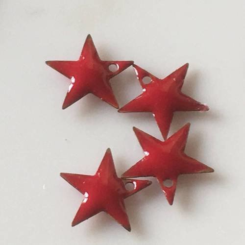 Lot de quatre breloques étoiles émail en rouge foncé percées 