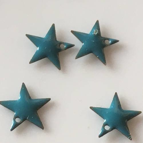 Lot de quatre breloques étoiles émail en bleu percées 