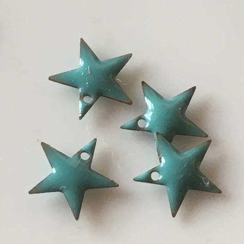 Lot de quatre breloques étoiles émail en turquoise clair percées 