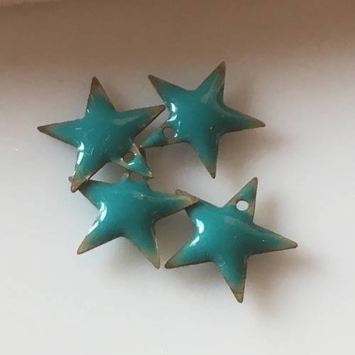 Lot de quatre breloques étoiles émail en turquoise percées 