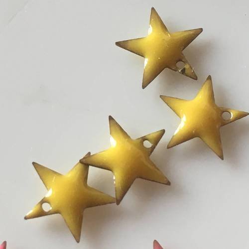 Lot de quatre breloques étoiles émail en jaune percées 