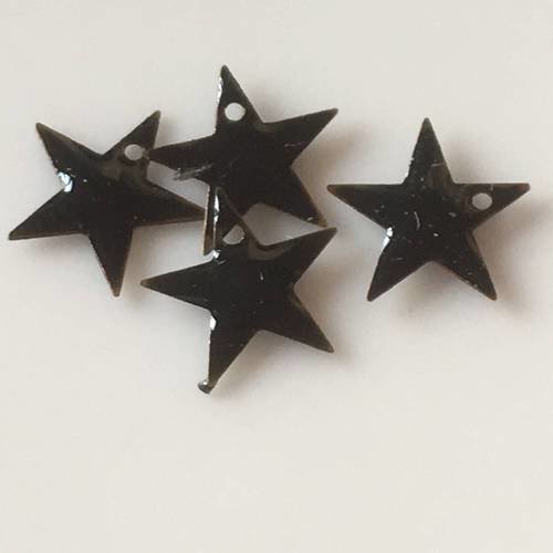 Lot de quatre breloques étoiles émail en noir percées 