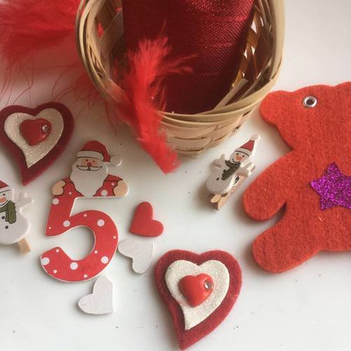 Kit de décoration de noël coeurs et ourson en rouge petit panier osier 