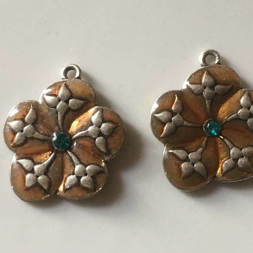 Pendentifs fleurs en métal argenté et émail en beige avec strass x2 