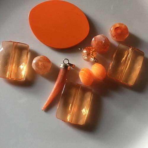Lot de 10 perles synthétiques forme variée en orange 