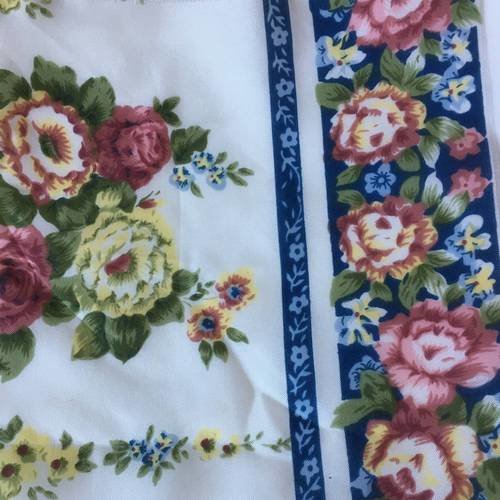 Coupon de tissu 18cmx18cm fleurs rose jaune vert et bleu