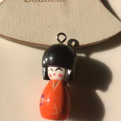 Perle en bois poupée japonaise orange et noir avec piquot 
