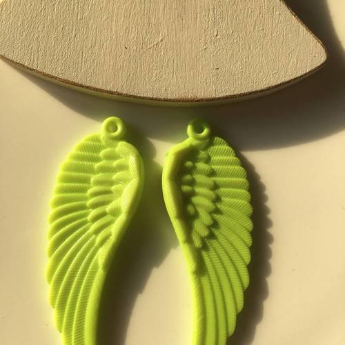 Duo de pendentifs ailes synthétiques en vert 