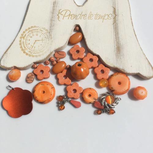 Lot de 30 perles en céramique nacre et bois thème orange 