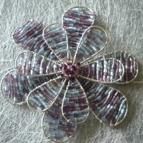 Fleur en fil d'acier et perles de rocailles x1 