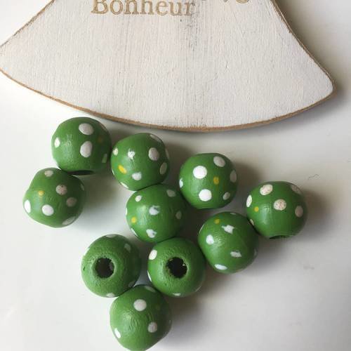 Lot de 10 perles rondes en bois vert à pois 