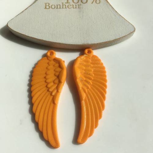 Duo de pendentifs ailes synthétiques en orange 