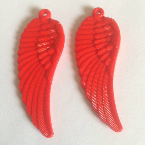 Duo de pendentifs ailes synthétiques en rouge 