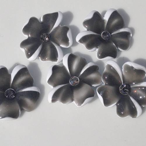 Lot de cinq cabochons fleurs métal et perle cristal en gris et blanc 