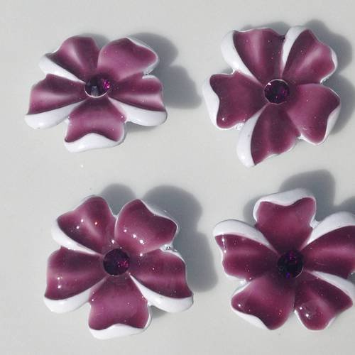 Lot de quatre cabochons fleurs métal et perle cristal en violet et blanc 