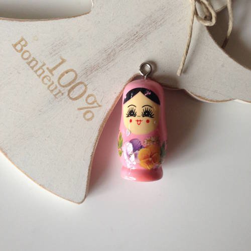 Pendentif poupée russe en bois rose avec fleurs x1