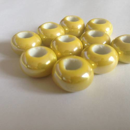 Dix perles en céramique rondes en jaune
