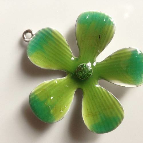 Pendentif fleur en métal et résine en vert avec piquot x1 