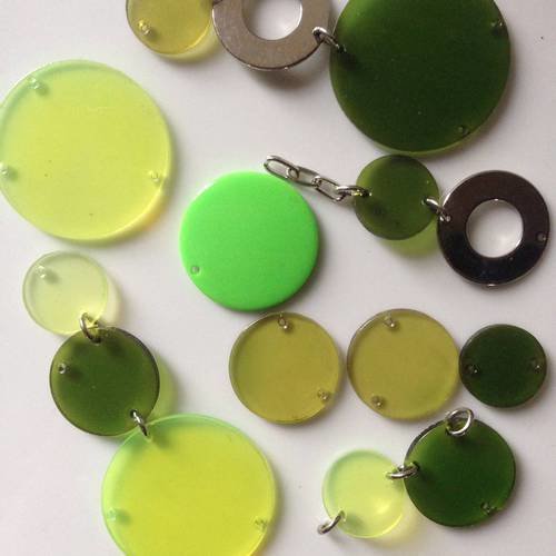 Lot de 10 perles synthétiques rondes coloris verts 