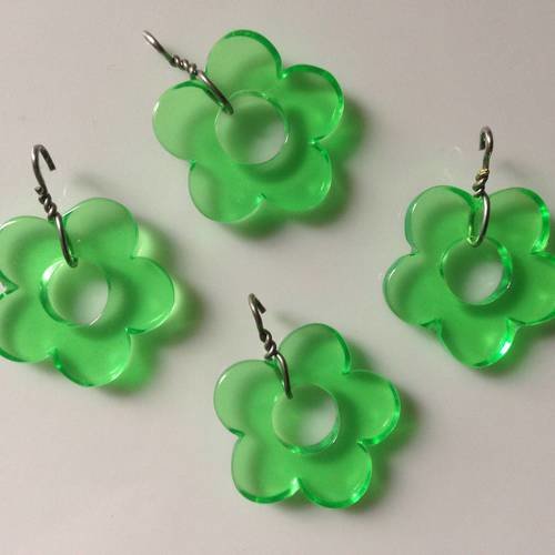 Pendentifs perles fleurs en résine vertes prêts à monter x 4 