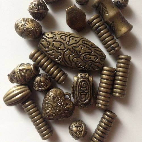 Lot de 20 perles synthétiques variées imitation bronze 