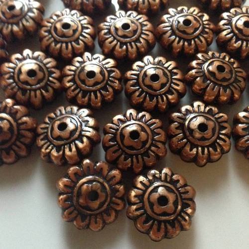 Lot de 10 perles synthétiques imitation cuivre fleurs 