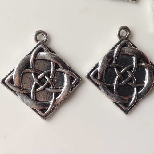 Duo de pendentifs losange en métal argenté 