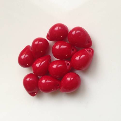Duo de perles gouttes en rouge opaque en verre 