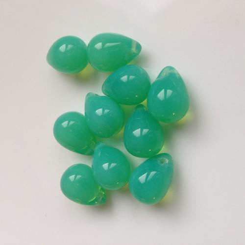 Duo de perles gouttes en vert opaque en verre 