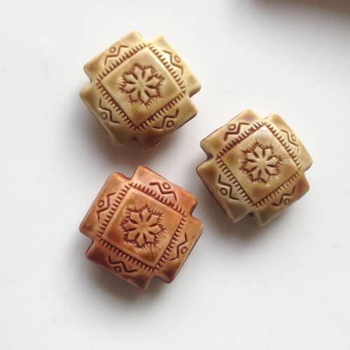 Trois perles résine forme croix beige et marron clair 20mm 