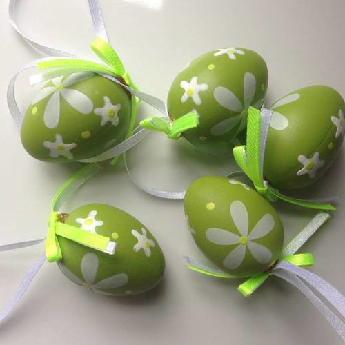 Lot de cinq oeufs en vert et blanc avec rubans - décoration spécial pâques 