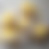 Lot de cinq oeufs blancs et jaunes avec rubans - décoration spécial pâques