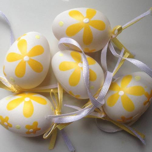 Lot de cinq oeufs blancs et jaunes avec rubans - décoration spécial pâques