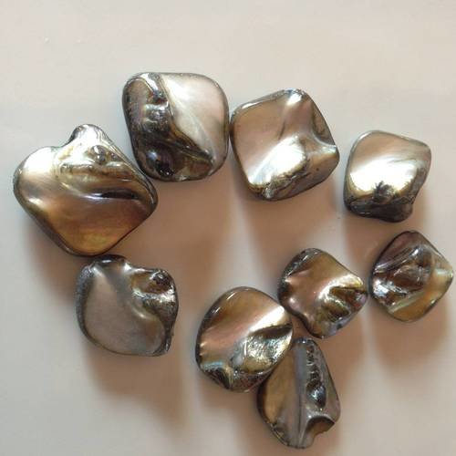 Perles en nacre forme chips percées x9 exemplaires 